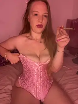 Snapshot of feedeegeorgie chatting on May 4, 10:17 pm feedeegeorgie online show from May 4, 10:17 pm