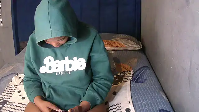 Snapshot of SexyShybarbie chatting on March 2, 5:41 am SexyShybarbie online show from March 2, 5:41 am