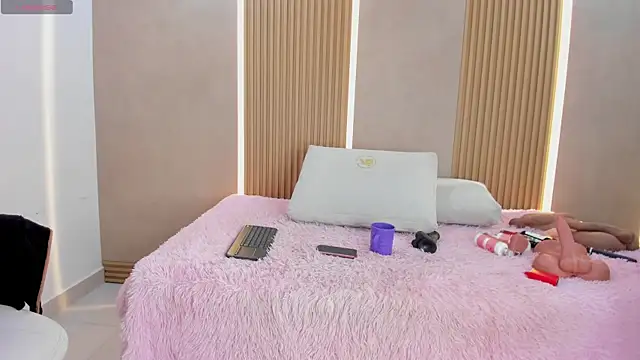 Snapshot of stephany_summer chatting on May 1, 8:24 pm stephany summer online show from May 1, 8:24 pm