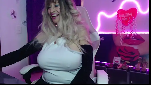 Snapshot of Matureboobs_111 chatting on September 24, 2:26 am Matureboobs 111 online show from September 24, 2:26 am