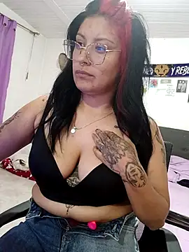 Snapshot of DaniPoison chatting on February 8, 2:15 am DaniPoison online show from February 8, 2:15 am