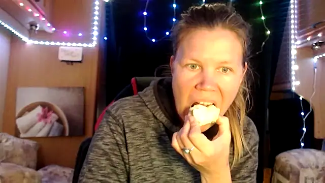 CallMeMaria online show from March 15, 11:51 am