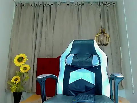 Snapshot of alexsandra_kiss chatting on February 8, 11:57 am alexsandra kiss online show from February 8, 11:57 am