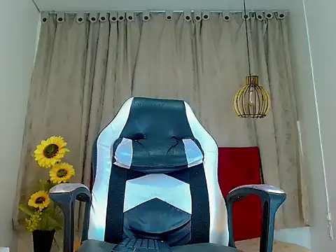 Snapshot of alexsandra_kiss chatting on February 9, 11:36 am alexsandra kiss online show from February 9, 11:36 am