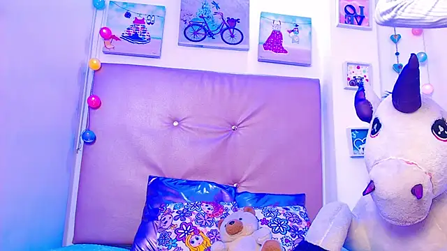 lili roussi online show from April 14, 8:04 pm