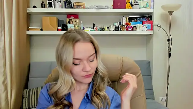 Snapshot of Kara_Smith_ chatting on December 5, 10:12 pm Kara Smith online show from December 5, 10:12 pm