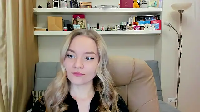 Snapshot of Kara_Smith_ chatting on December 14, 11:23 pm Kara Smith online show from December 14, 11:23 pm