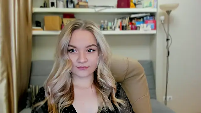 Snapshot of Kara_Smith_ chatting on October 31, 11:06 pm Kara Smith online show from October 31, 11:06 pm