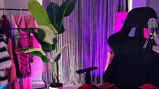 SarahAlluring online show from April 10, 2:00 pm