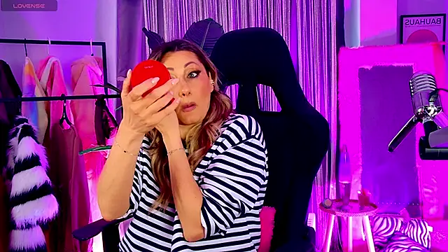 Snapshot of SarahAlluring chatting on April 27, 3:10 pm SarahAlluring online show from April 27, 3:10 pm