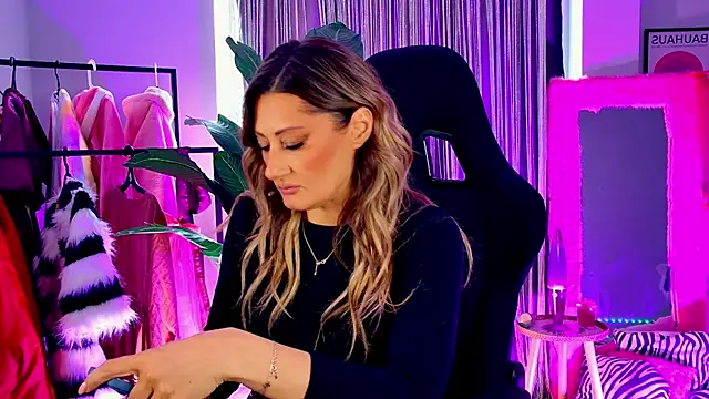 Snapshot of SarahAlluring chatting on April 29, 1:04 pm SarahAlluring online show from April 29, 1:04 pm