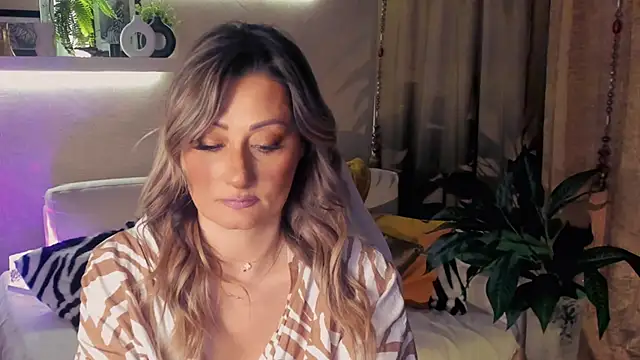 Snapshot of SarahAlluring chatting on May 8, 5:40 pm SarahAlluring online show from May 8, 5:40 pm