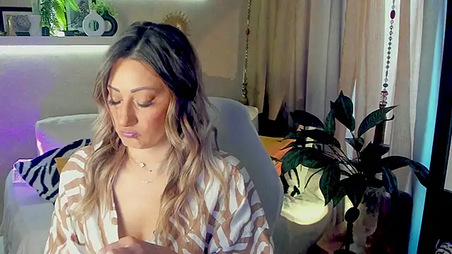 Snapshot of SarahAlluring chatting on May 10, 6:29 am SarahAlluring online show from May 10, 6:29 am