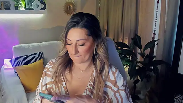 Snapshot of SarahAlluring chatting on May 14, 3:08 pm SarahAlluring online show from May 14, 3:08 pm