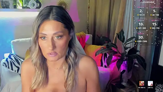 Snapshot of SarahAlluring chatting on May 25, 4:13 pm SarahAlluring online show from May 25, 4:13 pm