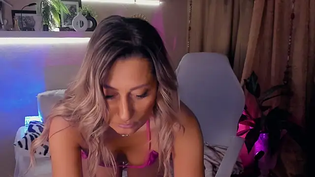 Snapshot of SarahAlluring chatting on May 31, 6:09 pm SarahAlluring online show from May 31, 6:09 pm