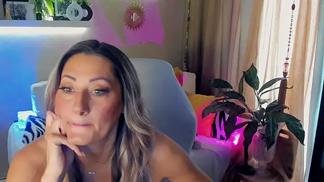 Snapshot of SarahAlluring chatting on June 7, 7:45 am SarahAlluring online show from June 7, 7:45 am