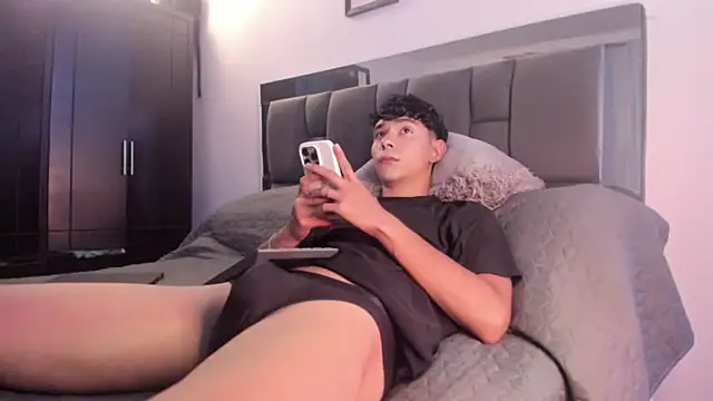 Snapshot of AndresM001 chatting on April 9, 9:09 pm AndresM001 online show from April 9, 9:09 pm