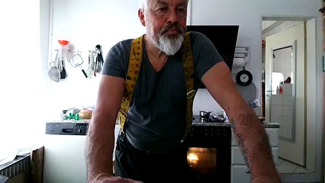 Snapshot of Berg_Boy chatting on March 25, 11:05 am Berg Boy online show from March 25, 11:05 am