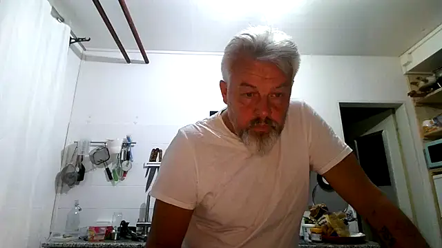 Snapshot of Berg_Boy chatting on April 19, 9:17 pm Berg Boy online show from April 19, 9:17 pm