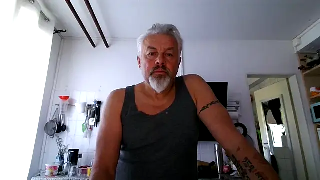 Snapshot of Berg_Boy chatting on May 16, 8:33 am Berg Boy online show from May 16, 8:33 am