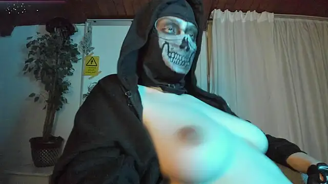 Snapshot of cos_operator chatting on April 25, 7:44 pm cos operator online show from April 25, 7:44 pm
