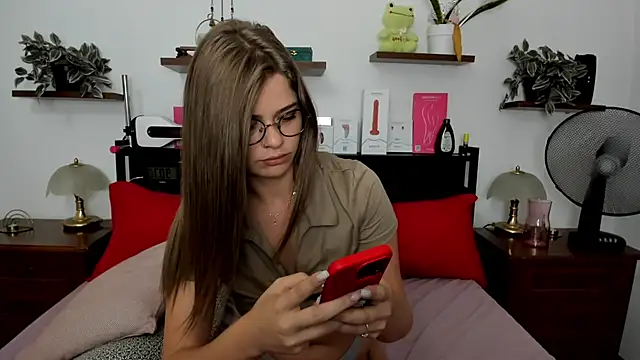 Snapshot of HaleyReedme chatting on July 17, 7:15 am HaleyReedme online show from July 17, 7:15 am