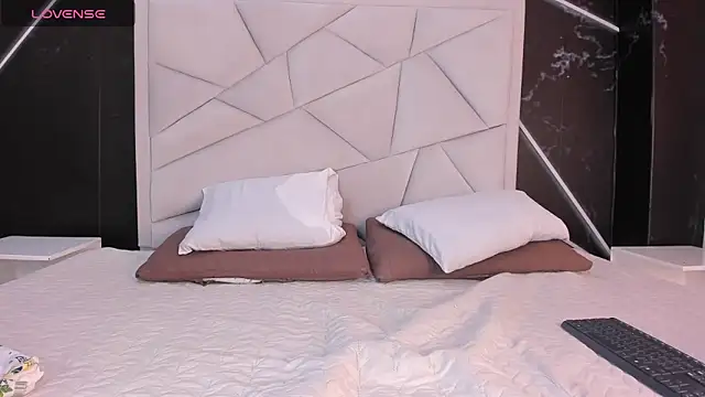 JulietSofia online show from April 14, 8:15 pm