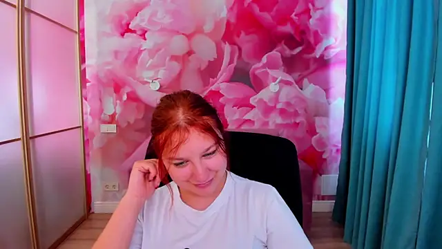 Snapshot of AngelinaLow chatting on June 1, 11:34 am AngelinaLow online show from June 1, 11:34 am