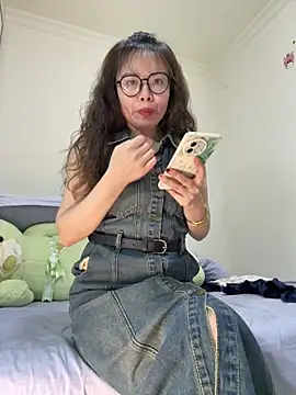 Snapshot of aa520uv chatting on May 6, 4:12 pm aa520uv online show from May 6, 4:12 pm