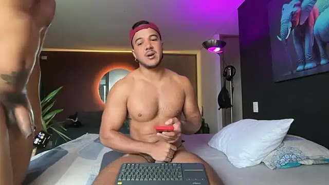 Snapshot of highlatin_guysoficial chatting on May 29, 11:41 am highlatin guysoficial online show from May 29, 11:41 am
