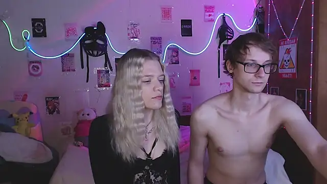 Snapshot of Your_Horny_Friends chatting on September 12, 11:21 am Your Horny Friends online show from September 12, 11:21 am