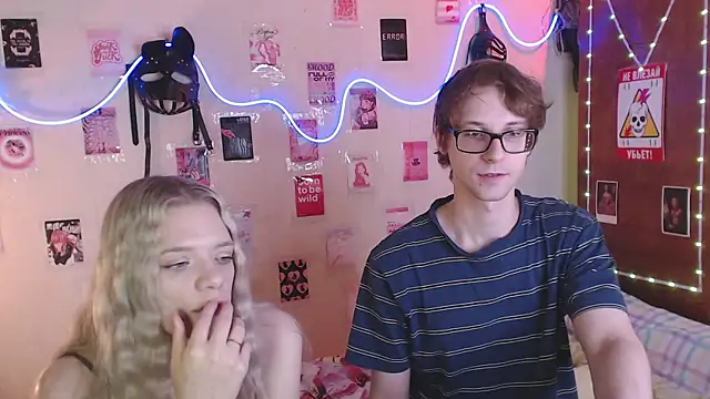 Snapshot of Your_Horny_Friends chatting on September 19, 11:33 am Your Horny Friends online show from September 19, 11:33 am