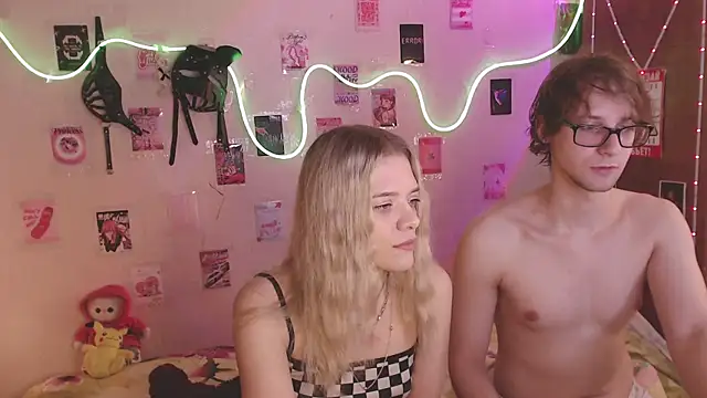 Snapshot of Your_Horny_Friends chatting on October 17, 1:25 pm Your Horny Friends online show from October 17, 1:25 pm