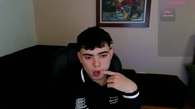 lukeboyce33 online show from April 17, 10:46 pm