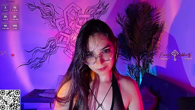 Snapshot of Emmi_Roberts chatting on April 23, 12:56 am Emmi Roberts online show from April 23, 12:56 am