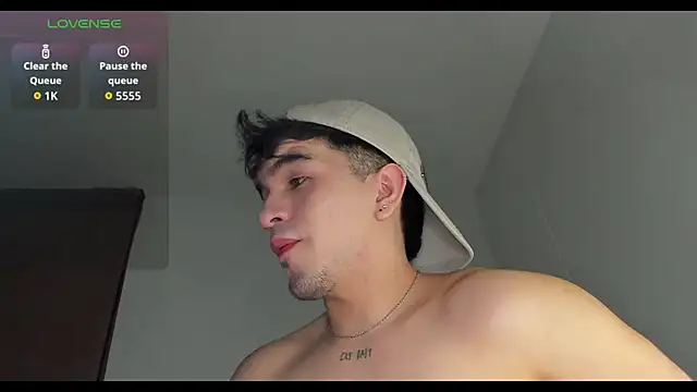 Snapshot of cmzo_ chatting on October 13, 12:43 am cmzo  online show from October 13, 12:43 am