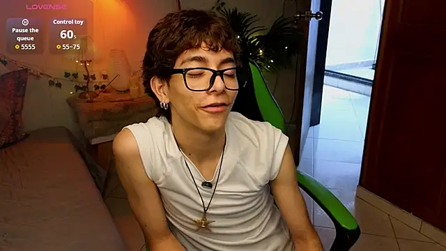 Snapshot of Matty_Sparkk chatting on May 1, 1:05 pm Matty Sparkk online show from May 1, 1:05 pm