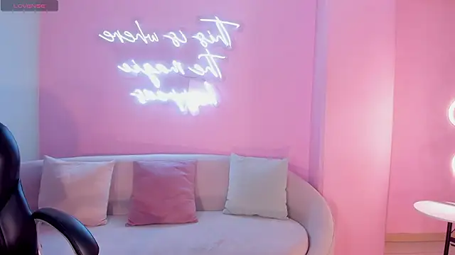 CandaseRussell online show from February 28, 8:10 pm