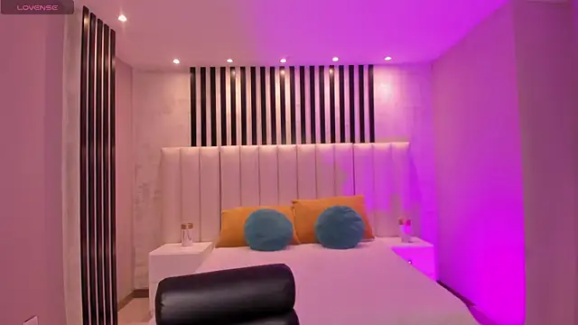 MaiaCollins online show from November 26, 7:15 pm