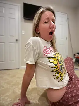 LittleMsMILF online show from February 24, 6:55 am