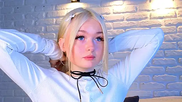 Snapshot of minigirl chatting on March 18, 7:08 am minigirl online show from March 18, 7:08 am