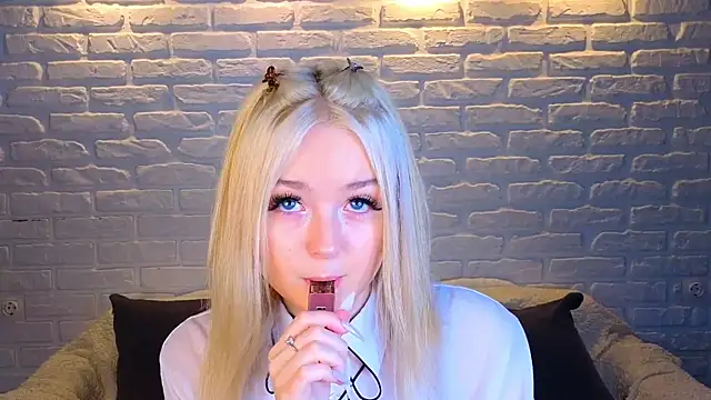 Snapshot of minigirl chatting on March 19, 4:03 am minigirl online show from March 19, 4:03 am