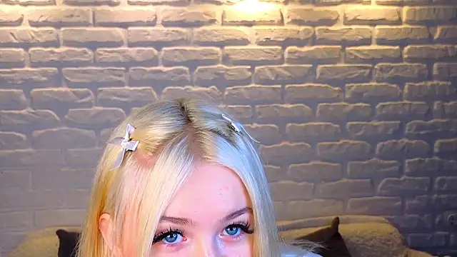 Snapshot of minigirl chatting on March 22, 3:20 am minigirl online show from March 22, 3:20 am