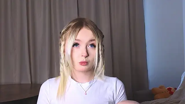 Snapshot of minigirl chatting on February 4, 5:02 am minigirl online show from February 4, 5:02 am