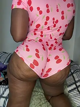 Snapshot of BigRound-Bootayy chatting on April 16, 9:39 pm BigRound-Bootayy online show from April 16, 9:39 pm