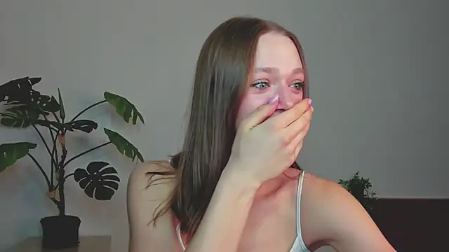 Snapshot of Sweet_Piece chatting on April 11, 8:13 pm Sweet Piece online show from April 11, 8:13 pm