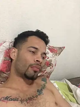 Snapshot of HenriquePhn chatting on June 2, 10:28 am HenriquePhn online show from June 2, 10:28 am