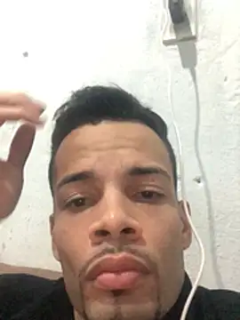 Snapshot of HenriquePhn chatting on June 25, 12:32 am HenriquePhn online show from June 25, 12:32 am