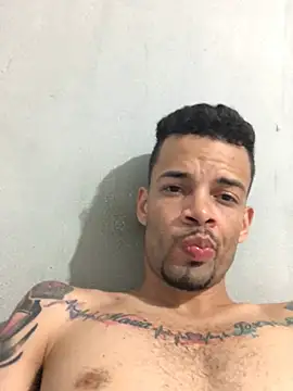 Snapshot of HenriquePhn chatting on August 4, 4:37 am HenriquePhn online show from August 4, 4:37 am